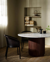 Rundt spisebord med marmorplade og træben naturlige nuancer