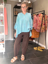 Løs silkebluse med boheme-look