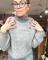 Klassisk grå strikbluse med nordisk design