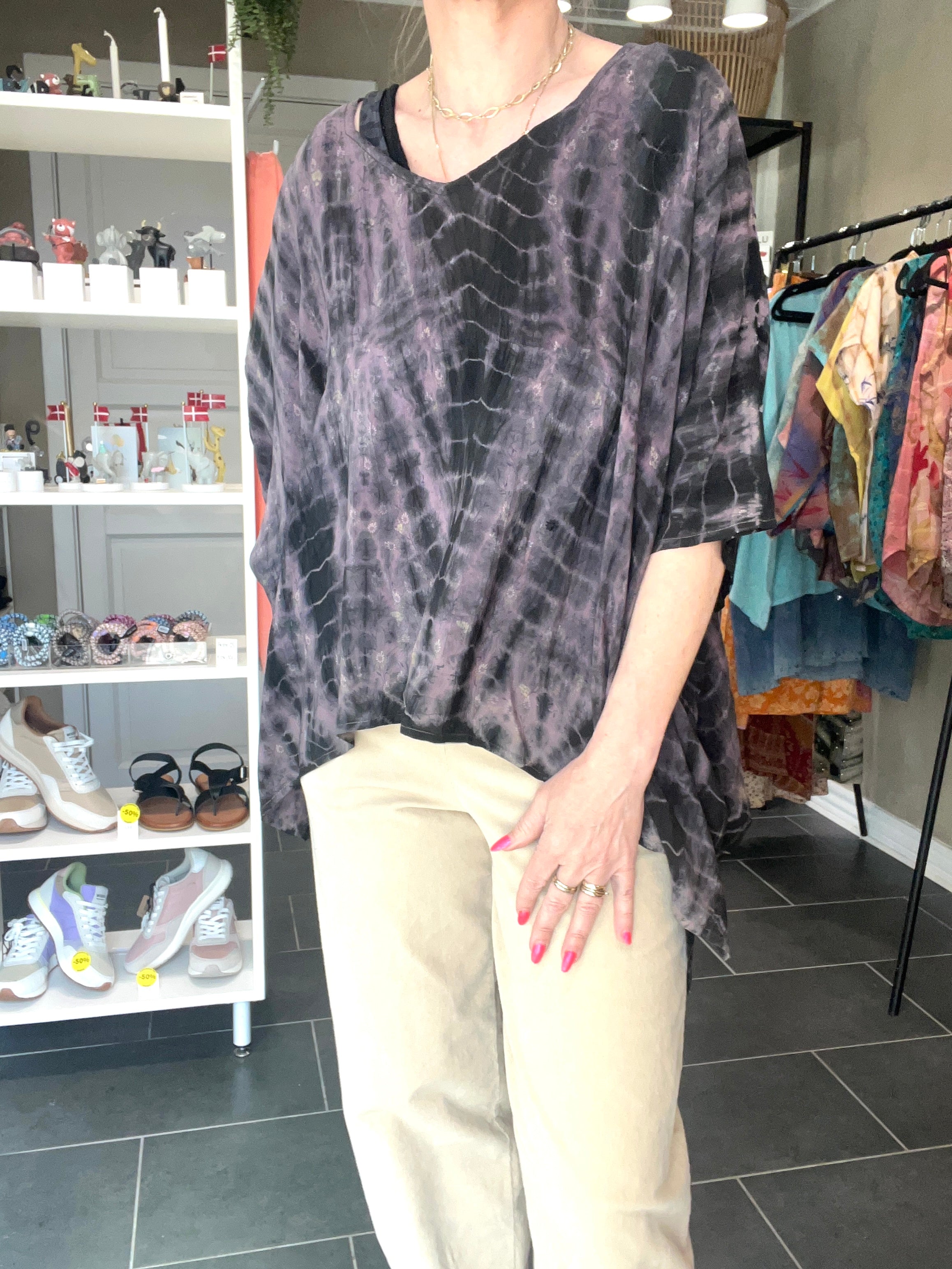 Eksklusiv poncho blouse i 100% genanvendt silke