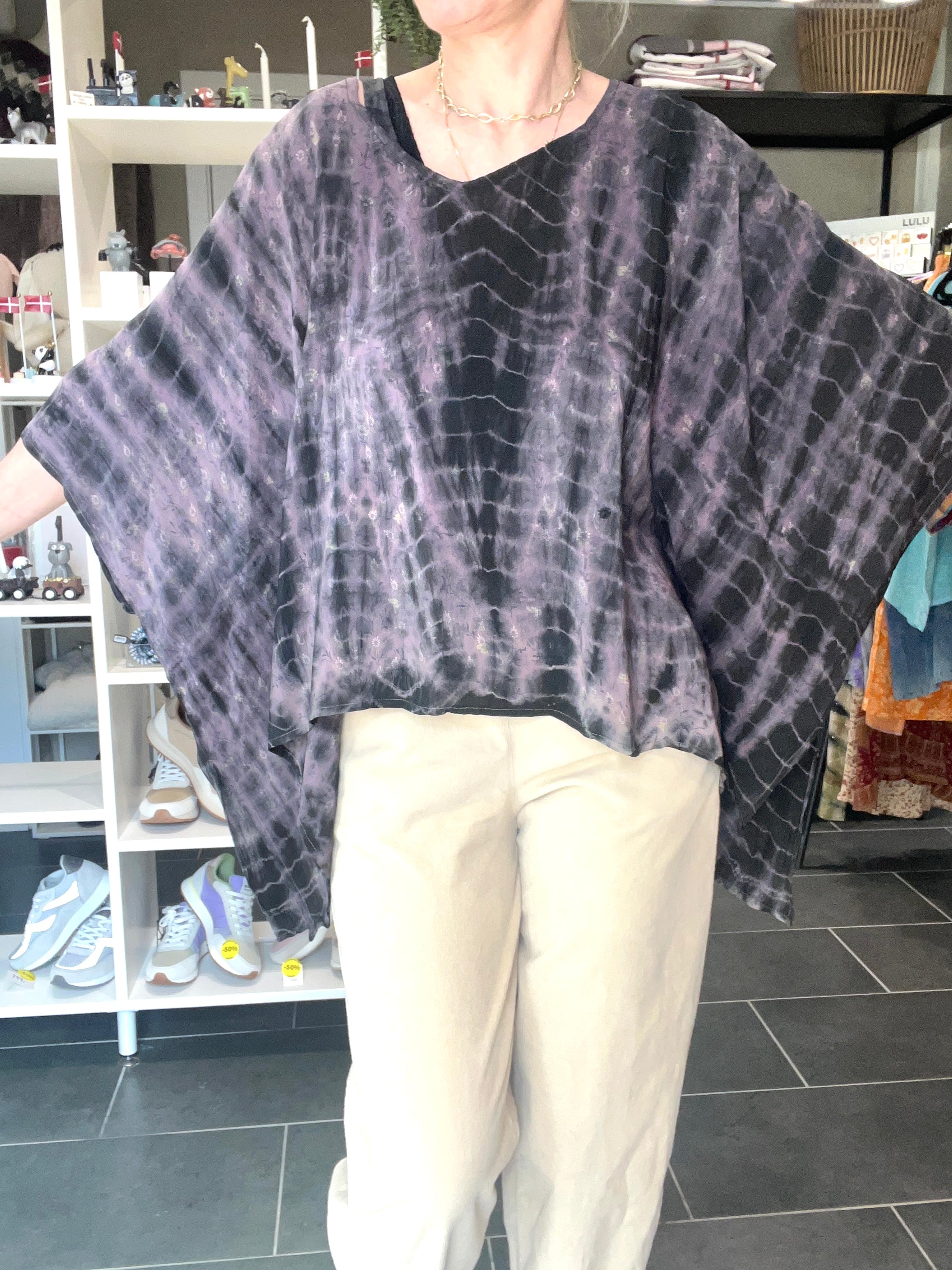 Elegant OneSize silketop i bordeaux tie-dye design