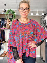 Cofur Lombok Poncho Blouse rosa blomstret unika silkebluse i vintage sari-silke OneSize
