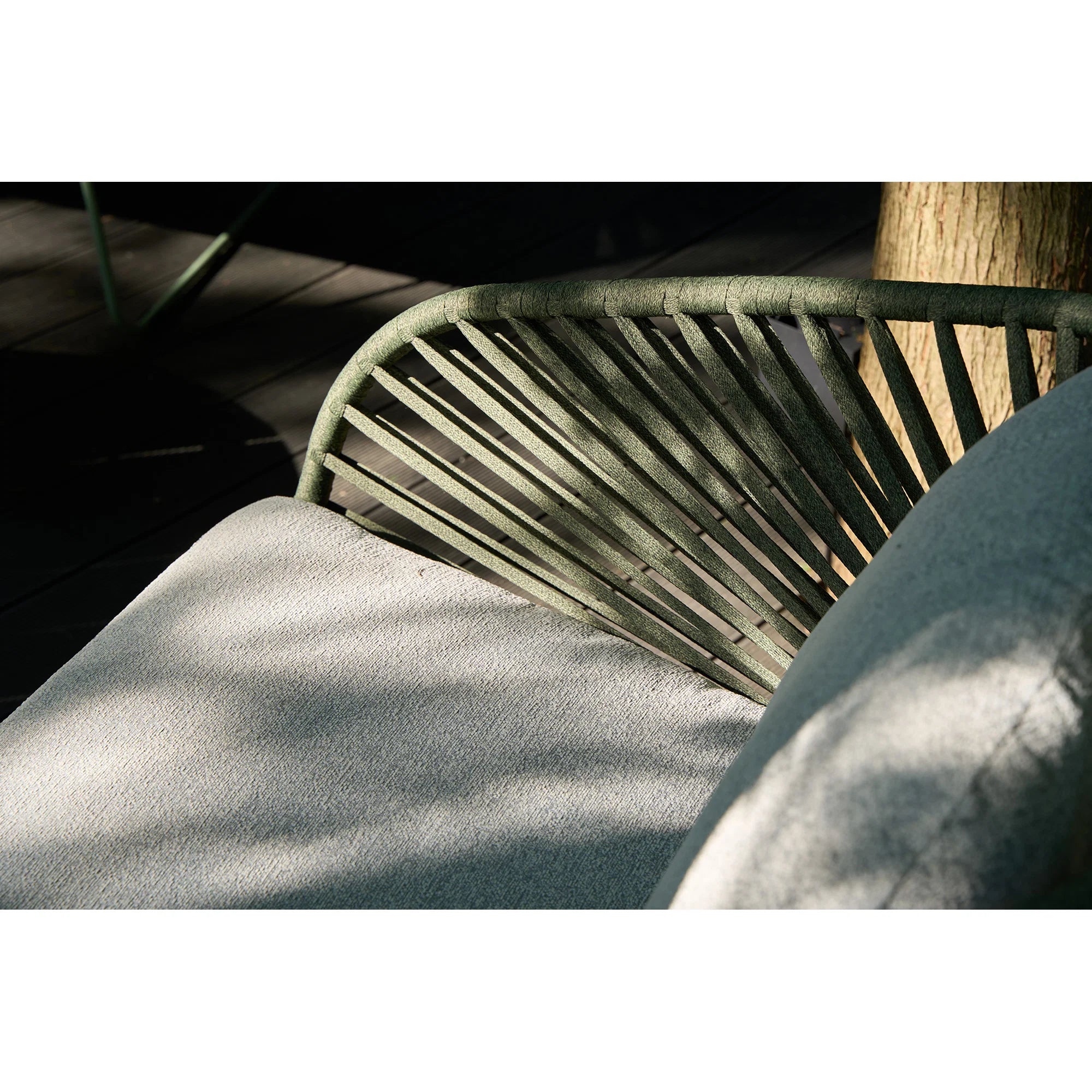 Loungesæt grå grøn med sofa og stole udendørs