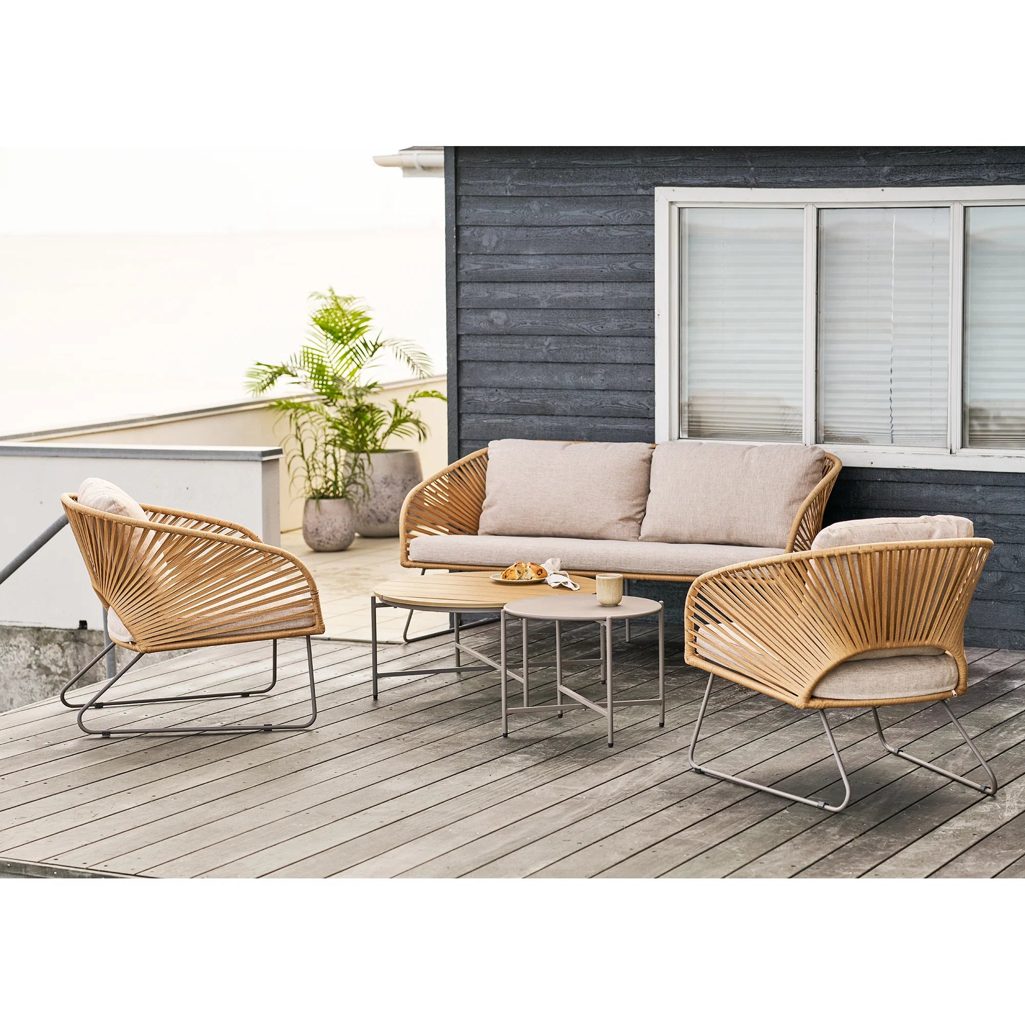 Loungesæt beige sand med sofa og stole udendørs