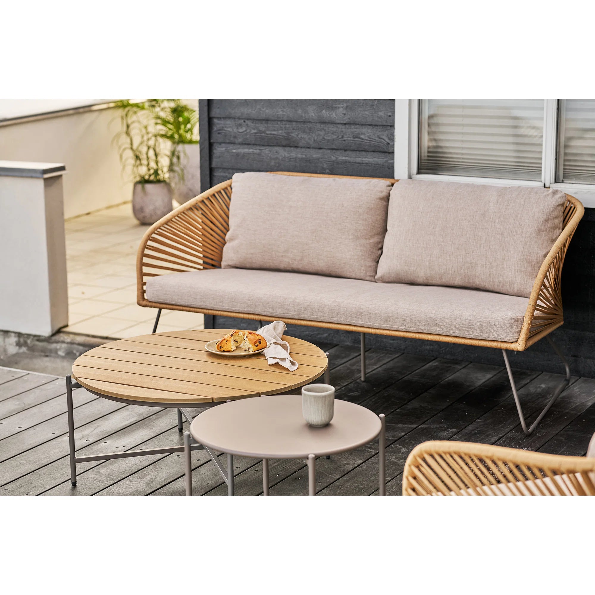 Loungesæt beige sand med sofa og stole udendørs