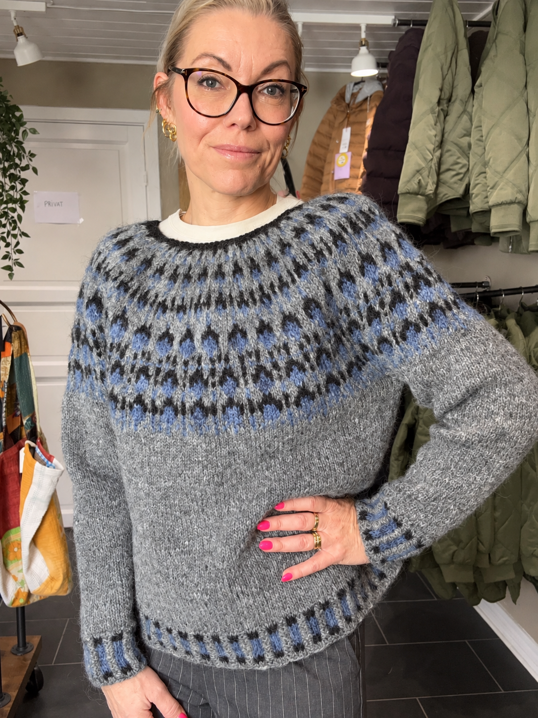 Balustrik uldsweater med grafisk dråbemønster i blå og sort