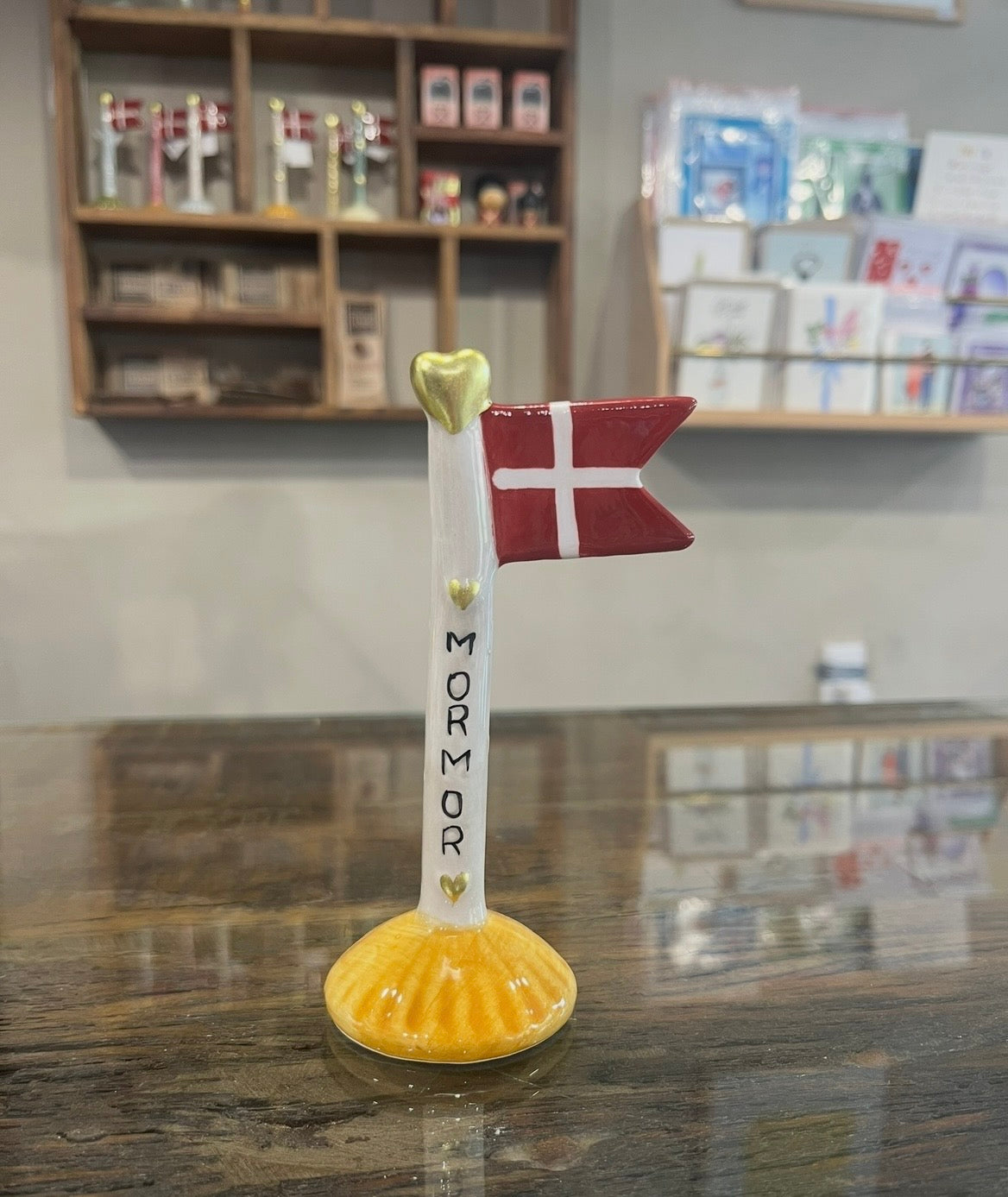 Dekorativt dannebrogsflag i keramik til borddækning