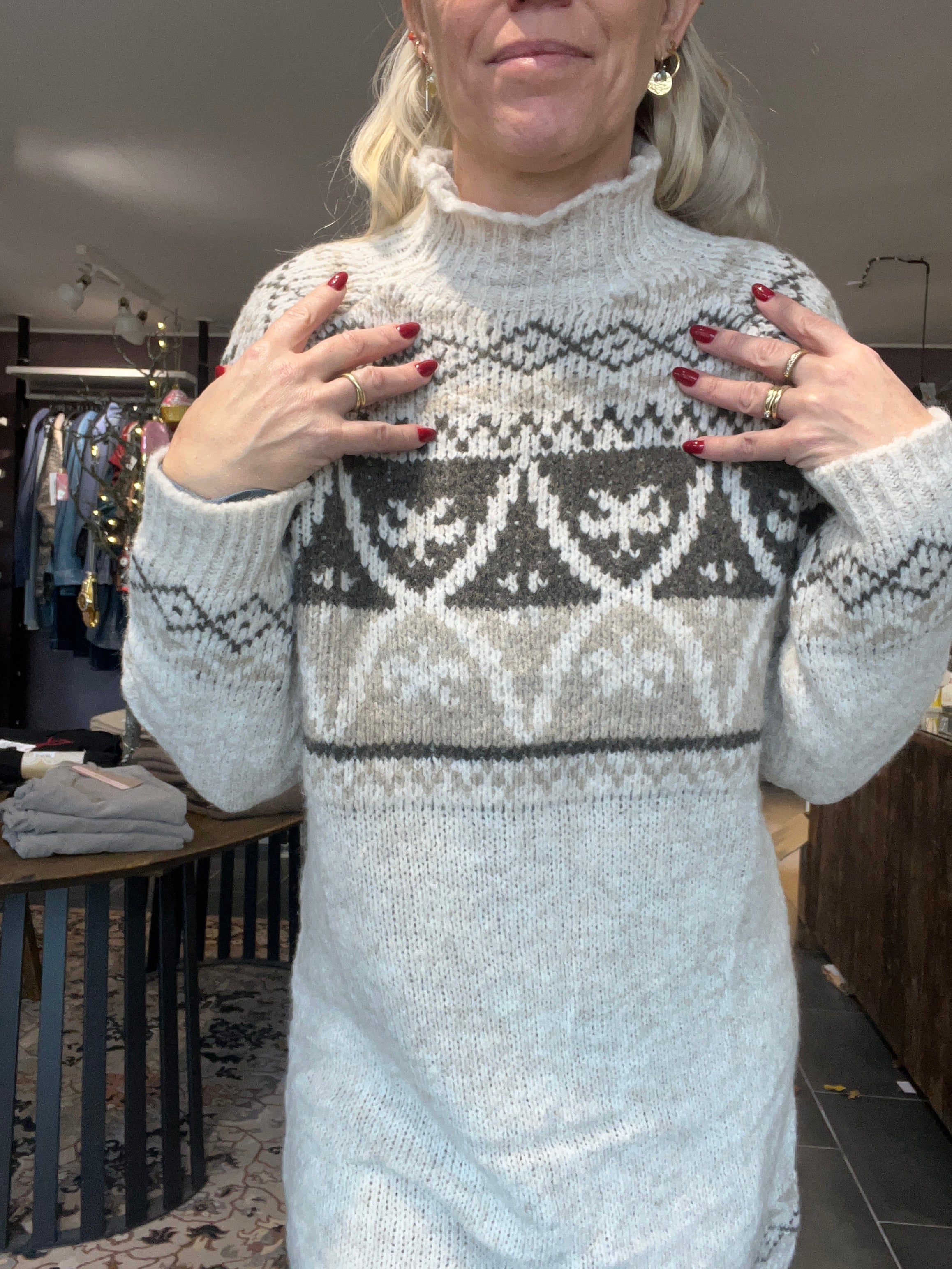 Marta du Château JOCELYNE strikkjole i calce fango beige – onesize knælang kjole