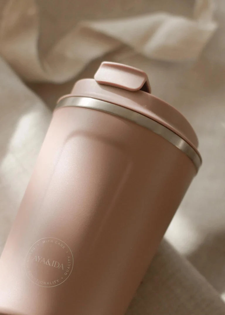 Støvet rosa termokop til kaffe og te på farten