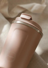 Støvet rosa termokop til kaffe og te på farten