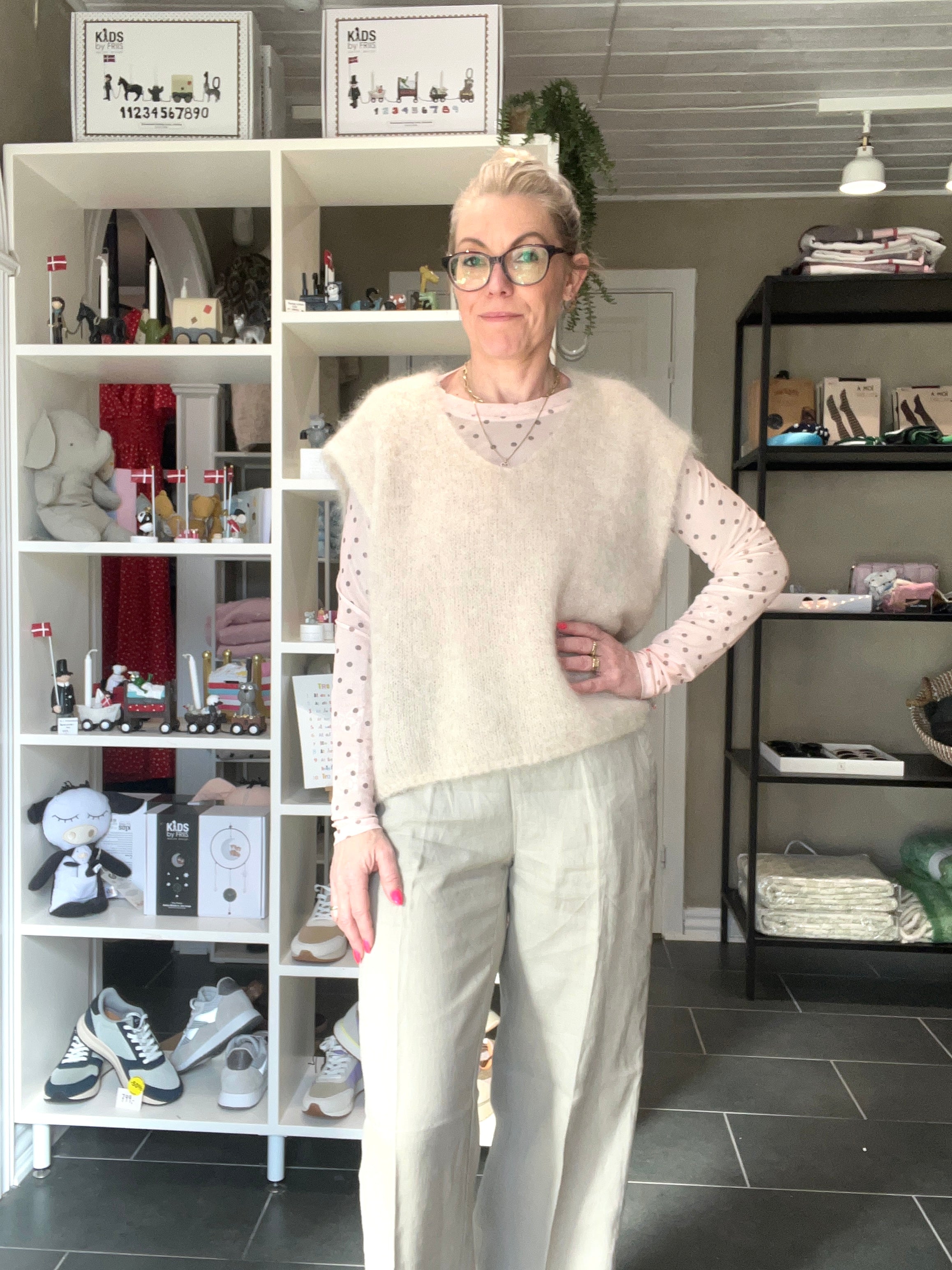 Bjoerk Strikvest – Latte fra Black Colour