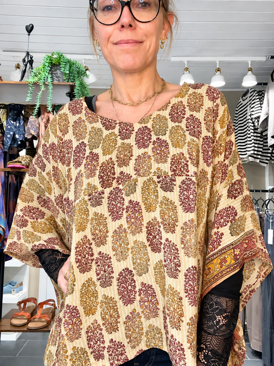 Cofur Lombok Poncho Blouse OneSize gylden mønstret silkebluse i genanvendt sari-silke