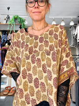 Cofur Lombok Poncho Blouse OneSize gylden mønstret silkebluse i genanvendt sari-silke