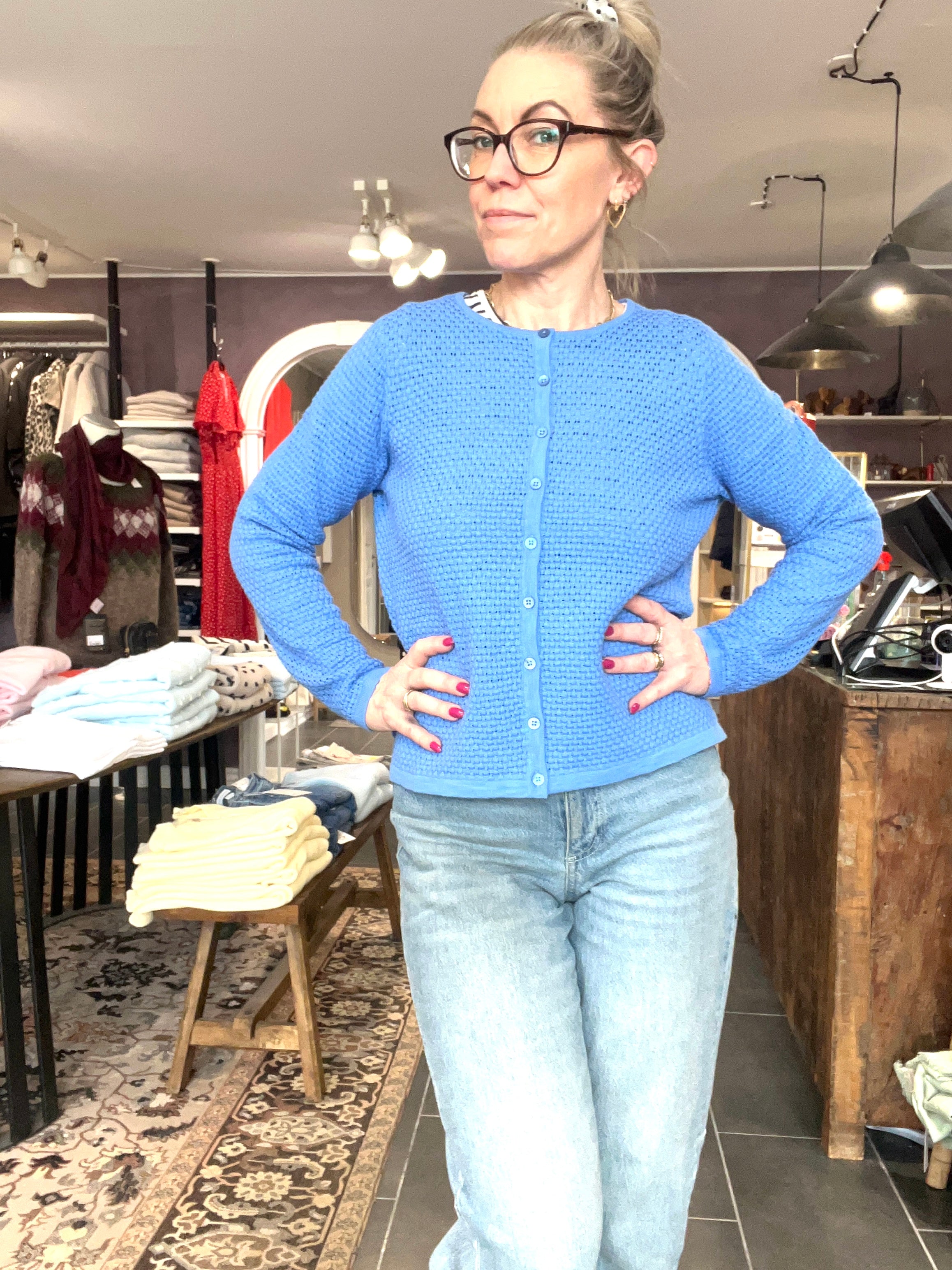 Cardigan med perlemorsknapper fra Mansted