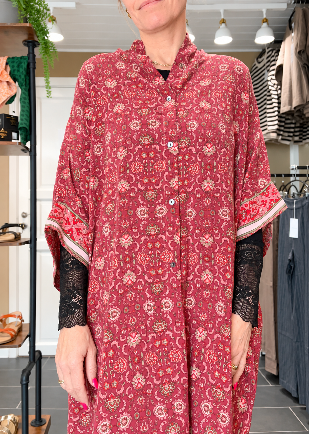 Diva Tunika Onesize – rød blomstret – 100% Genanvendt Silke – Cofur Denmark