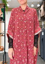 Diva Tunika Onesize – rød blomstret – 100% Genanvendt Silke – Cofur Denmark