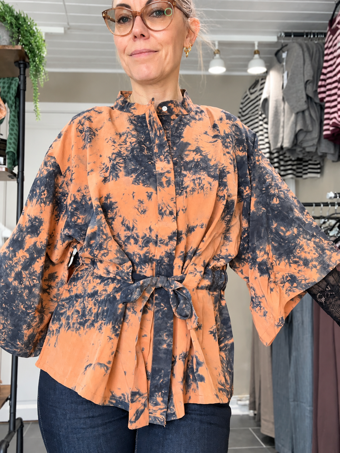 Cofur koralfarvet silkekimono med tie-dye i pre-loved vintage silke S/M