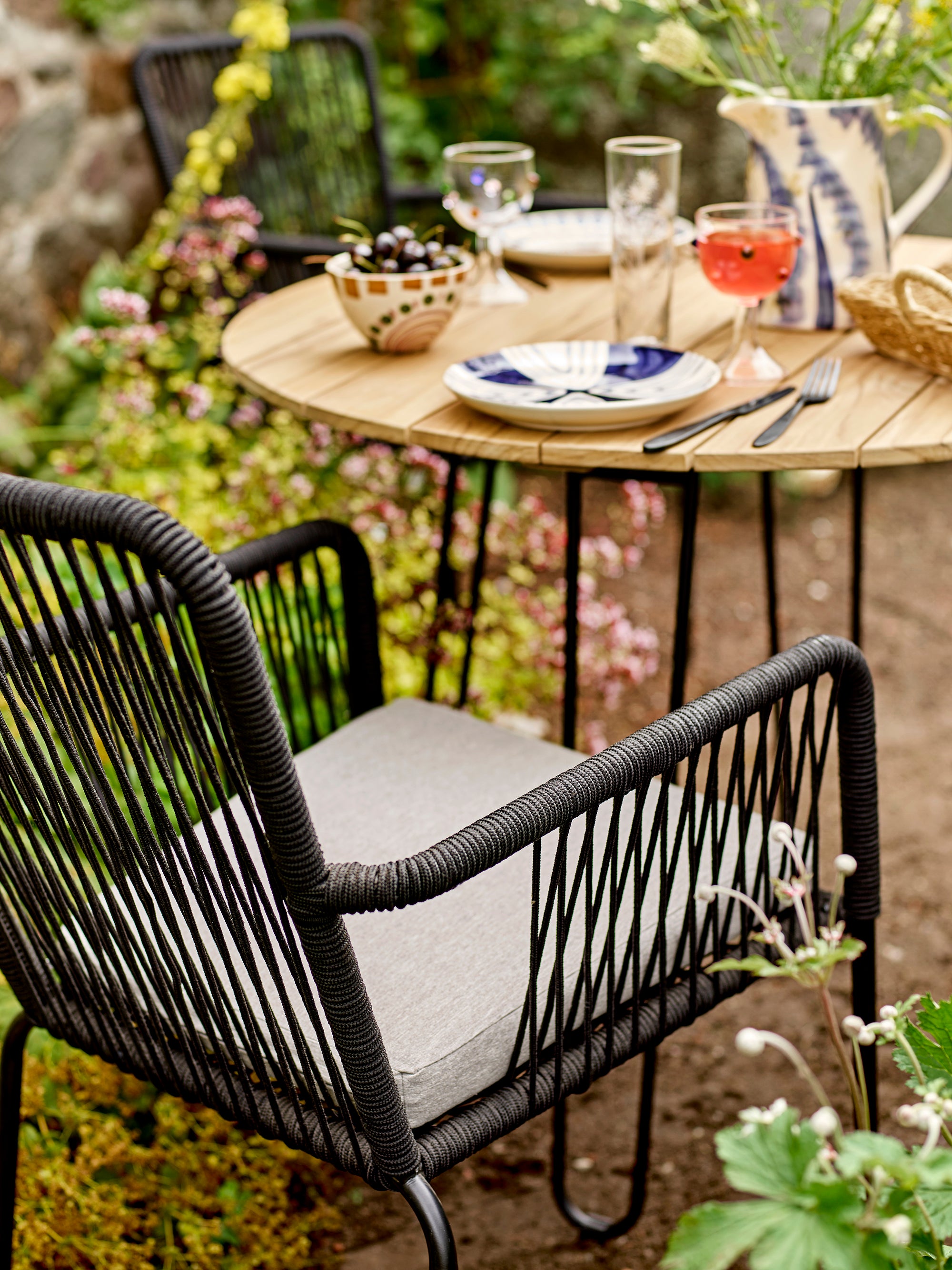 Bloomingville Molito rundt spisebord i natur teak, Ø90 cm, med sorte metalben