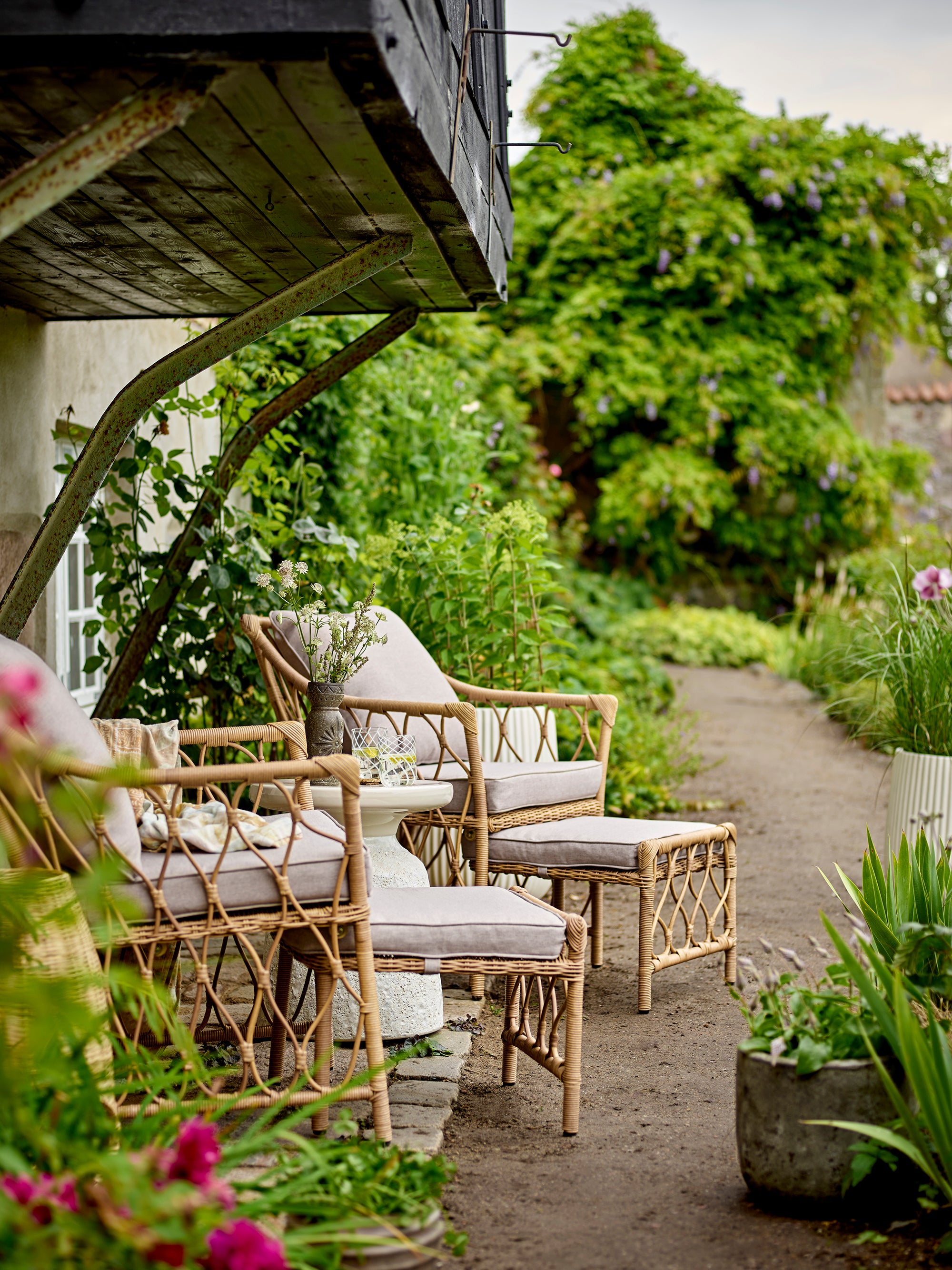 Belluce Loungestol med Taburet – Polyrattan – Natur – inkl. hynder – Bloomingville