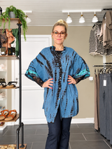 Diva Tunika Onesize – blå tie-dye – 100% Genanvendt Silke – Cofur Denmark