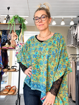 Cofur Lombok Poncho Blouse OneSize blå blomstret silkebluse i genanvendt sari-silke