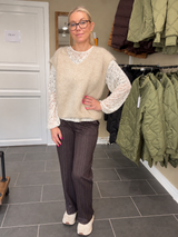 Bjoerk Strikvest – Latte fra Black Colour