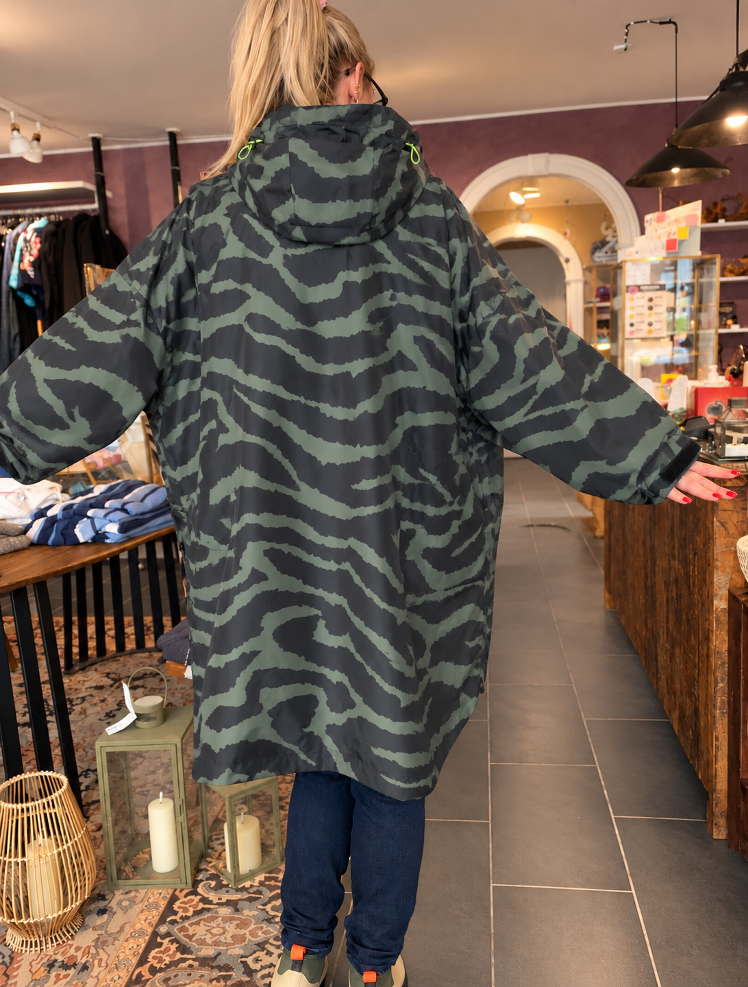 Street One Rain Poncho – Army (202078) | Vandtæt poncho m. hætte, OneSize