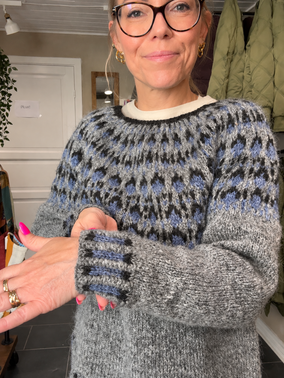 Balustrik grå uldsweater med blåt og sort dråbemønster