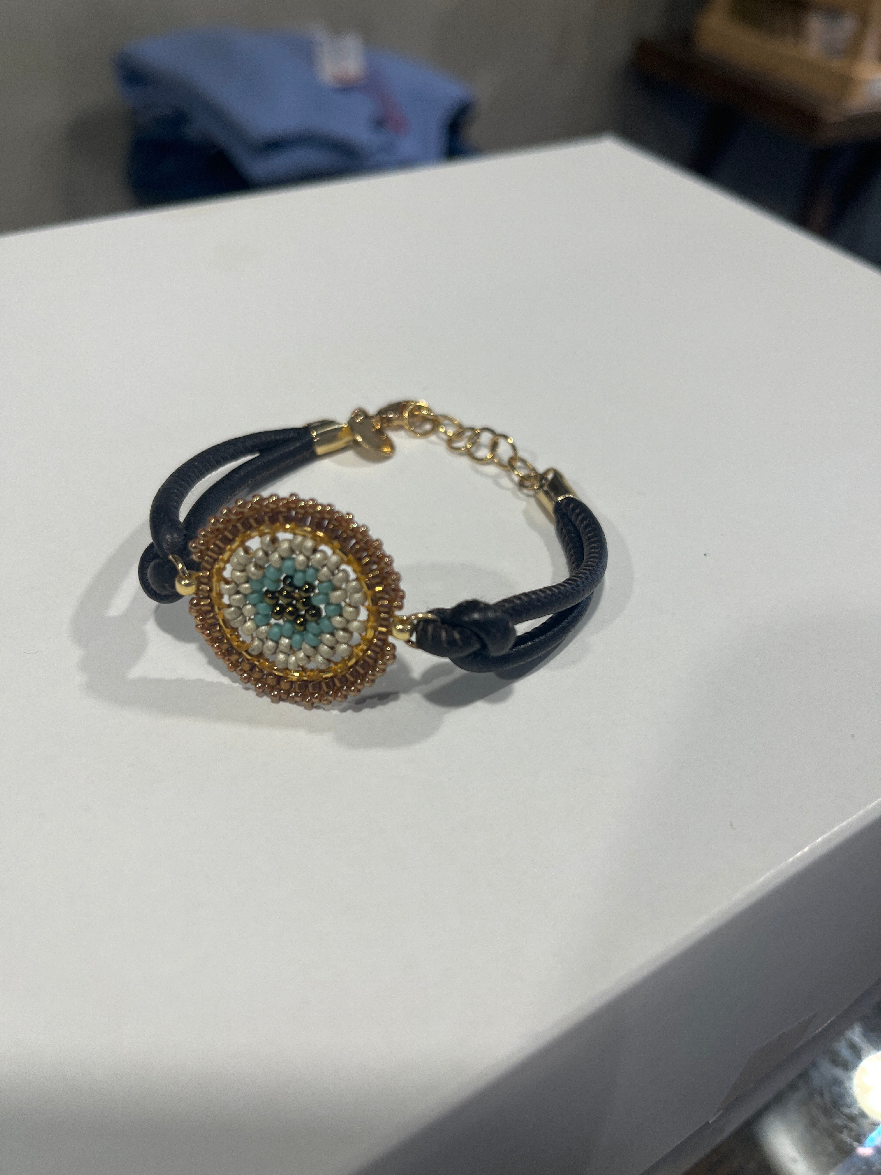 Maq Jewelry Armbånd i Læder – Gylden & Turkis | Håndlavet på Mallorca