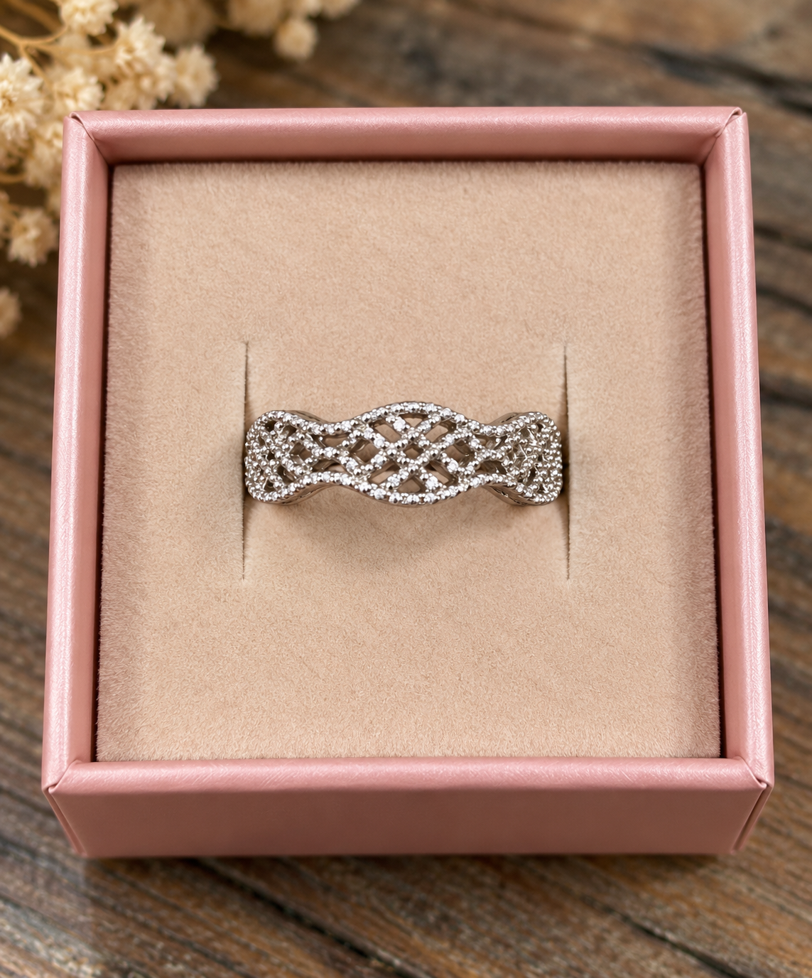 Zefina sølvfarvet ring med elegant flettet design