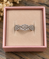 Zefina sølvfarvet ring med elegant flettet design