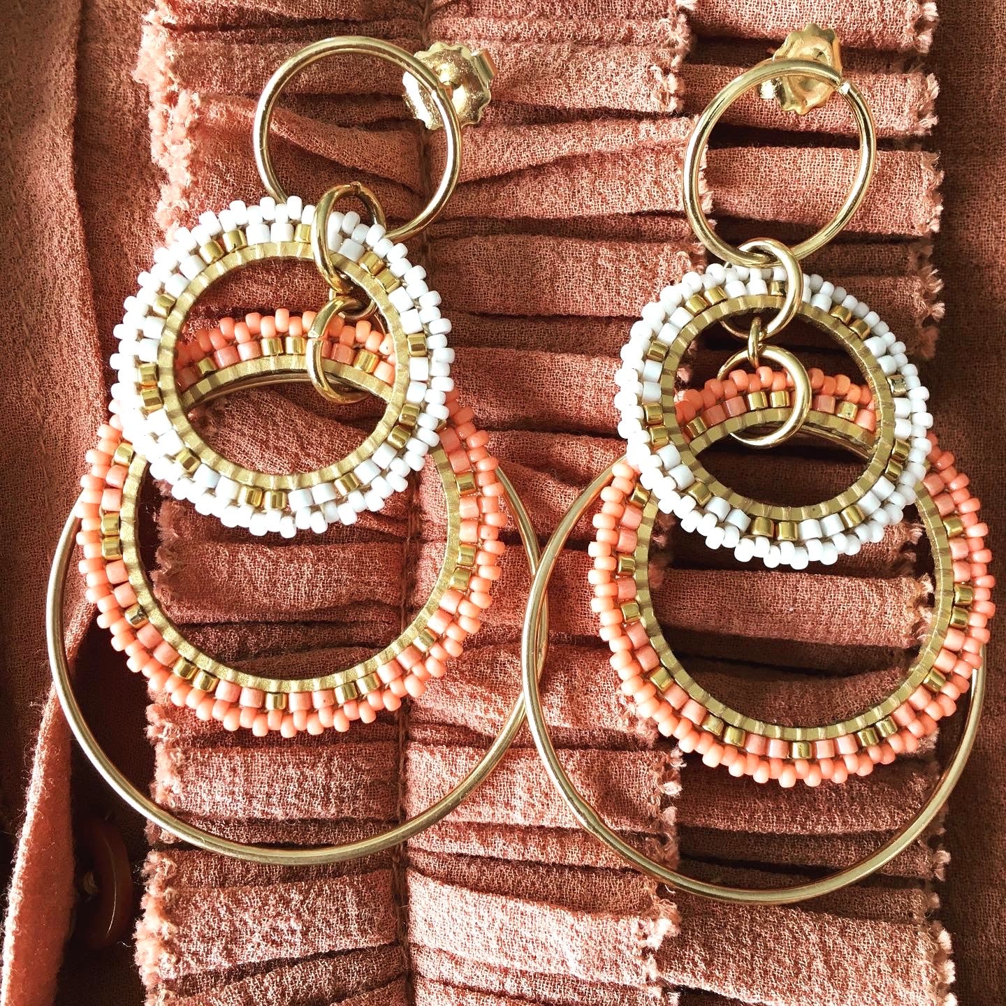 Maq Jewelry store øreringe med forgyldte ringe og koral perler