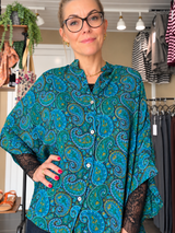 Cofur Diva Blouse blågrøn paisley unika silkebluse i genanvendt sari-silke