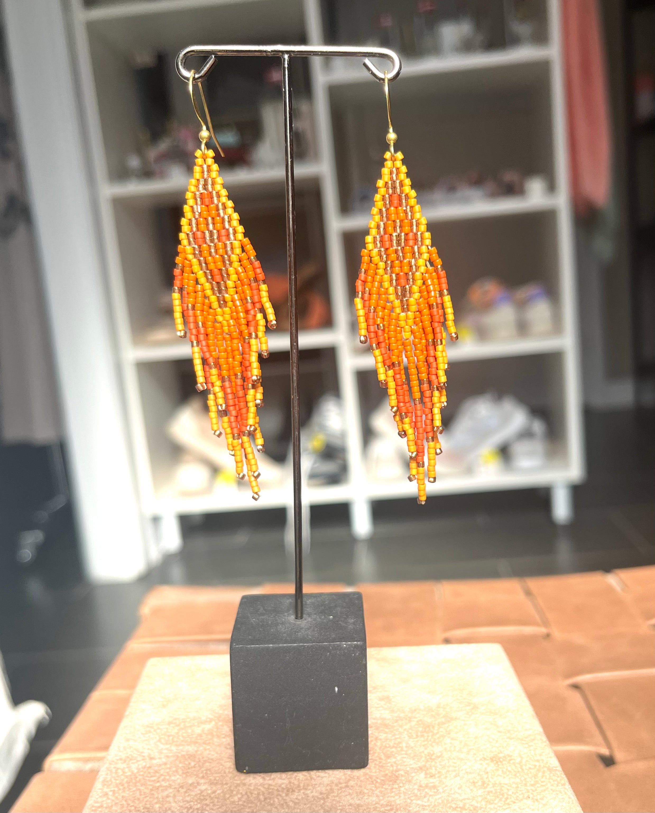 Grønlandske Perleøreringe – Rudeform – varme gule/orange Nuancer – Håndlavede