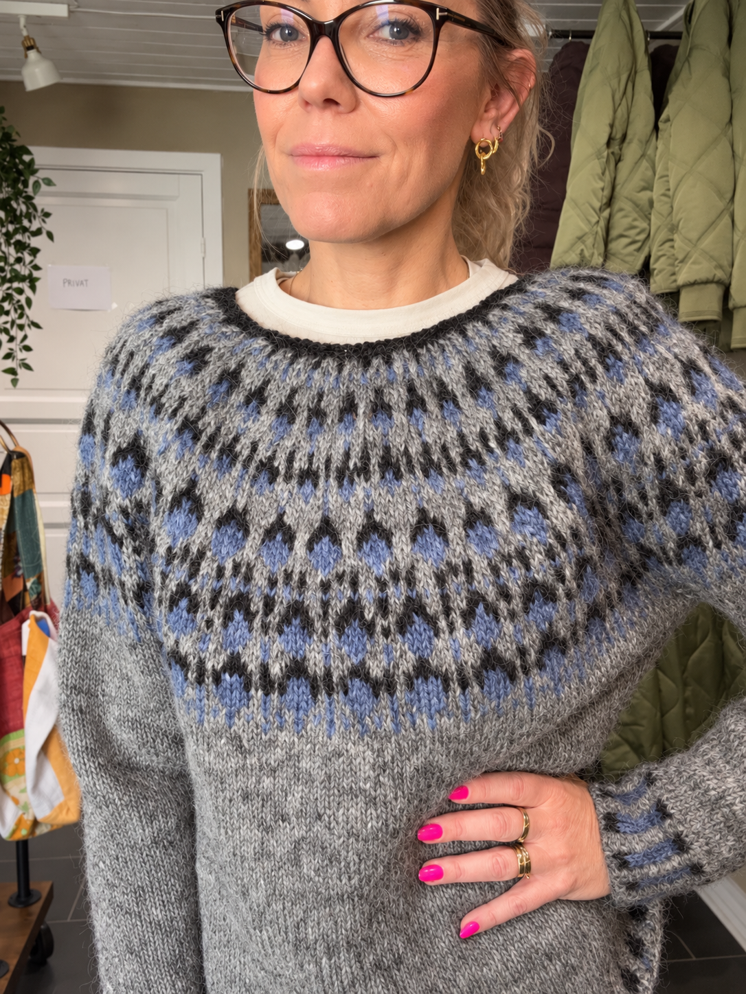 Balustrik håndstrikket sweater i grå blå og sorte nuancer
