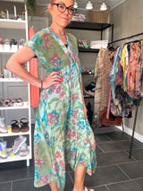 Blomstret silkekjole med boheme look