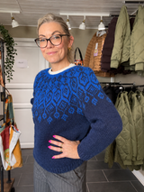 Håndstrikket Balustrik sweater med blåt vinrankemønster