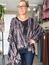 Cofur Lombok Poncho Blouse OneSize bordeaux tie-dye silkebluse i genanvendt sari-silke