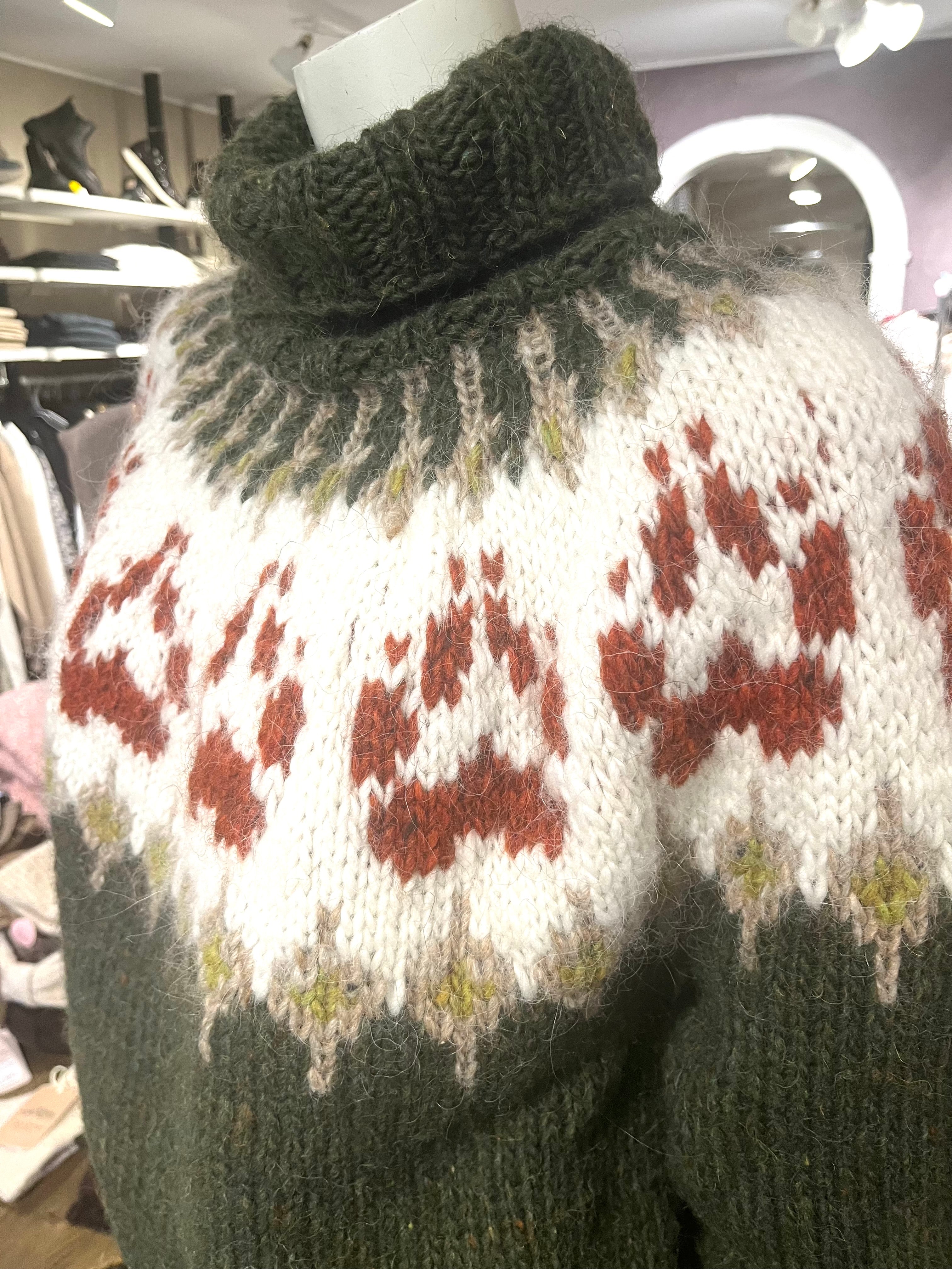 Håndstrikket Balustrik sweater i islandsk uld med pote-mønster
