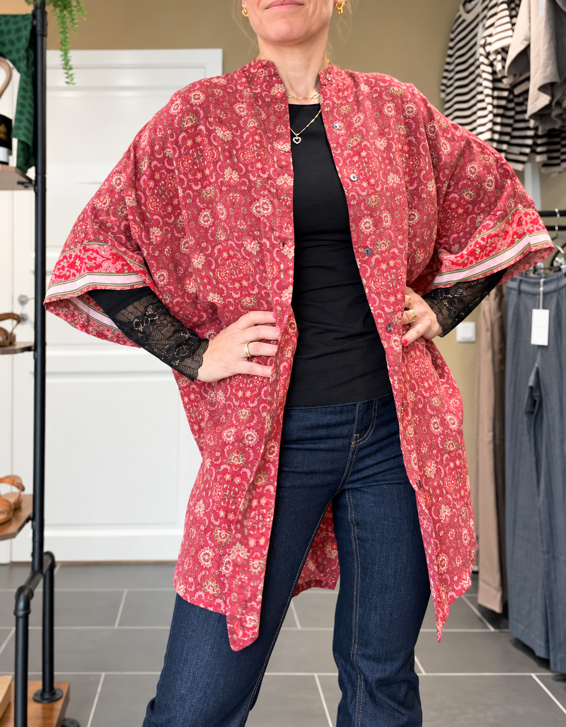 Diva Tunika Onesize – rød blomstret – 100% Genanvendt Silke – Cofur Denmark