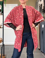 Diva Tunika Onesize – rød blomstret – 100% Genanvendt Silke – Cofur Denmark