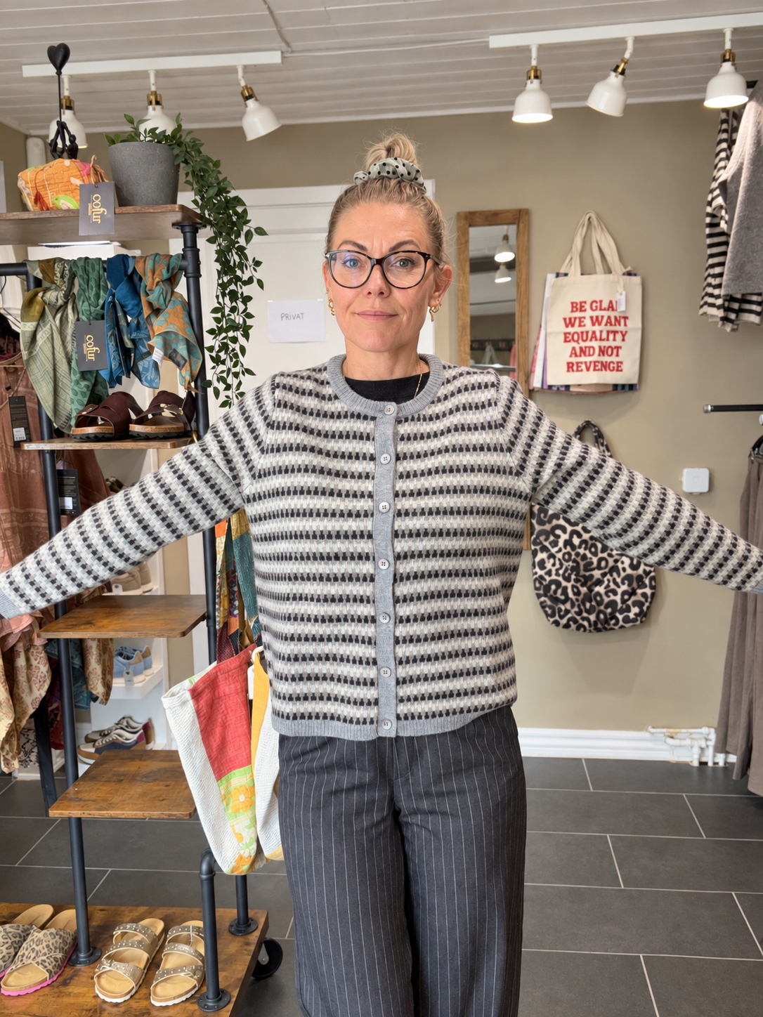 Mansted Yolie cardigan med agoya perlemorsknapper