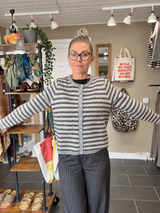 Mansted Yolie cardigan med agoya perlemorsknapper