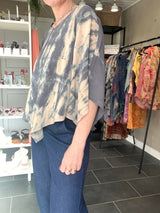 Løs og elegant poncho blouse i genanvendt silke