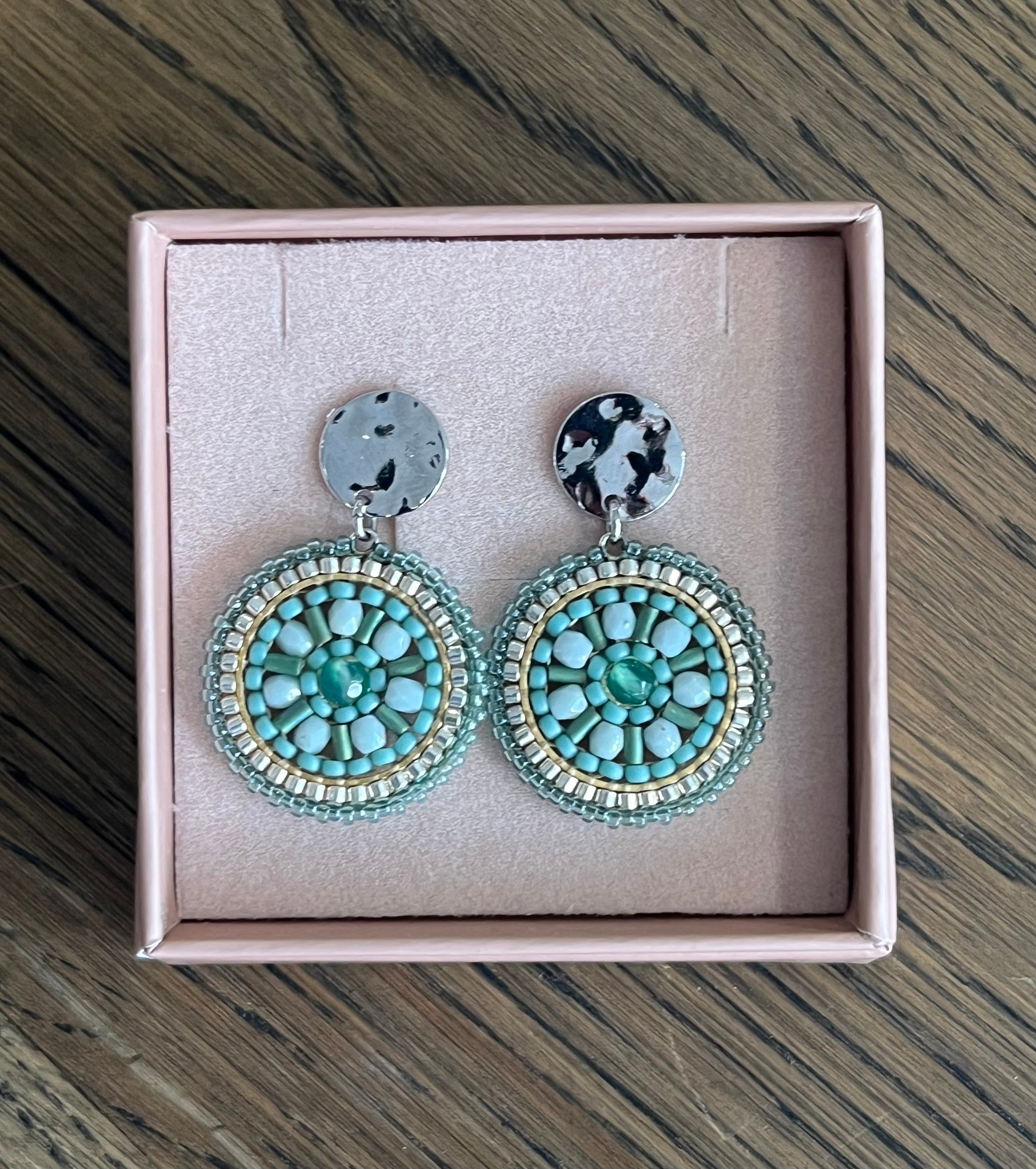 Maq Jewelry Sølv Øreringe – Grøn-Turkise Nuancer med Håndslebne Perler