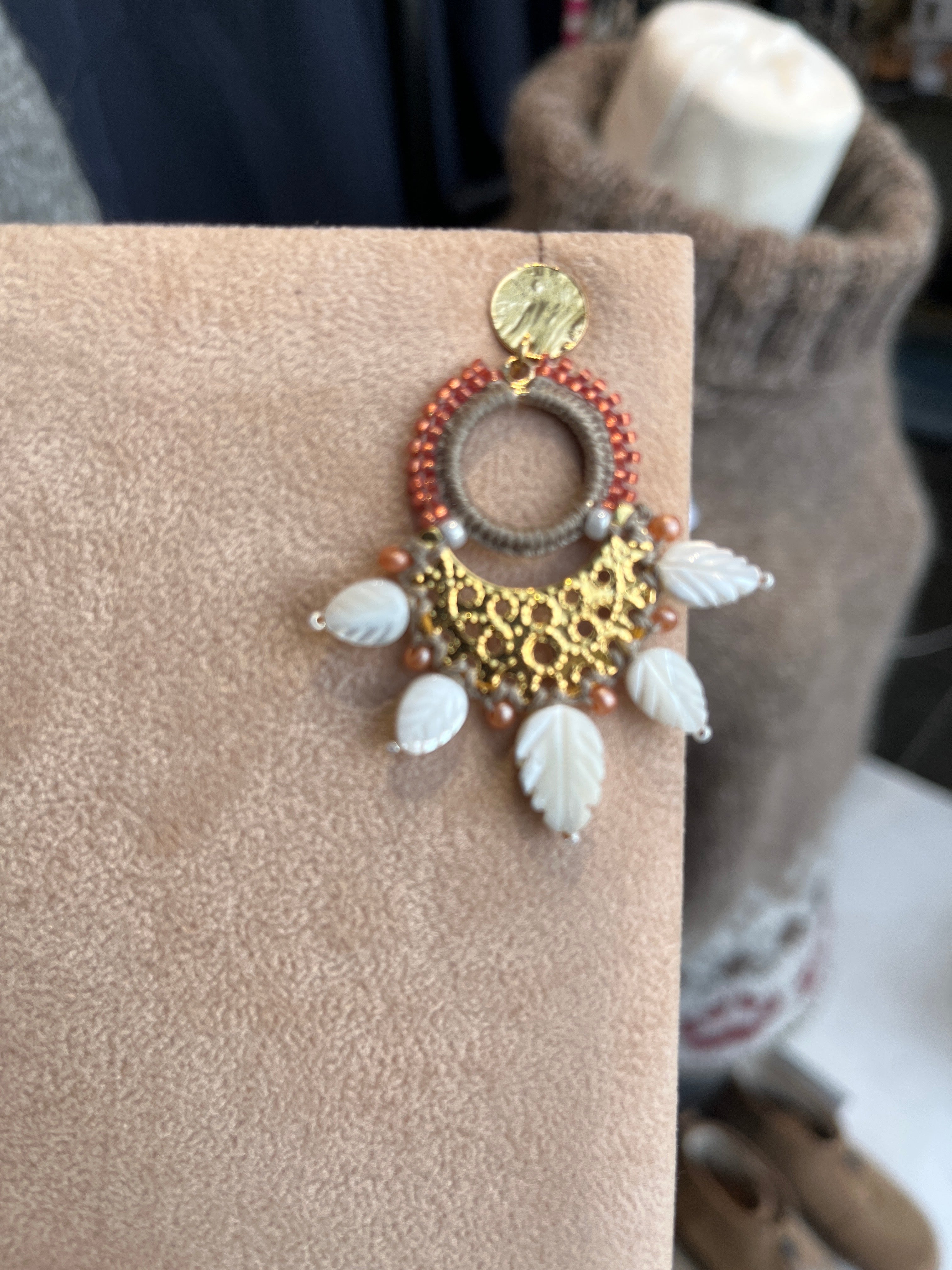Maq Jewelry Statement Øreringe – Guld & Coral med Hvide Perlemorsblade