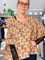 Cofur Lombok Poncho Blouse gylden mønstret unika silkebluse i vintage sari-silke OneSize