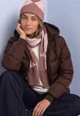 Street One Beanie Argyle Knit 573189 strikhue i Vintage Blush med argyle-mønster