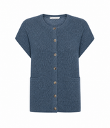 Mansted Komma Soft Blue strikvest med perlemorsknapper