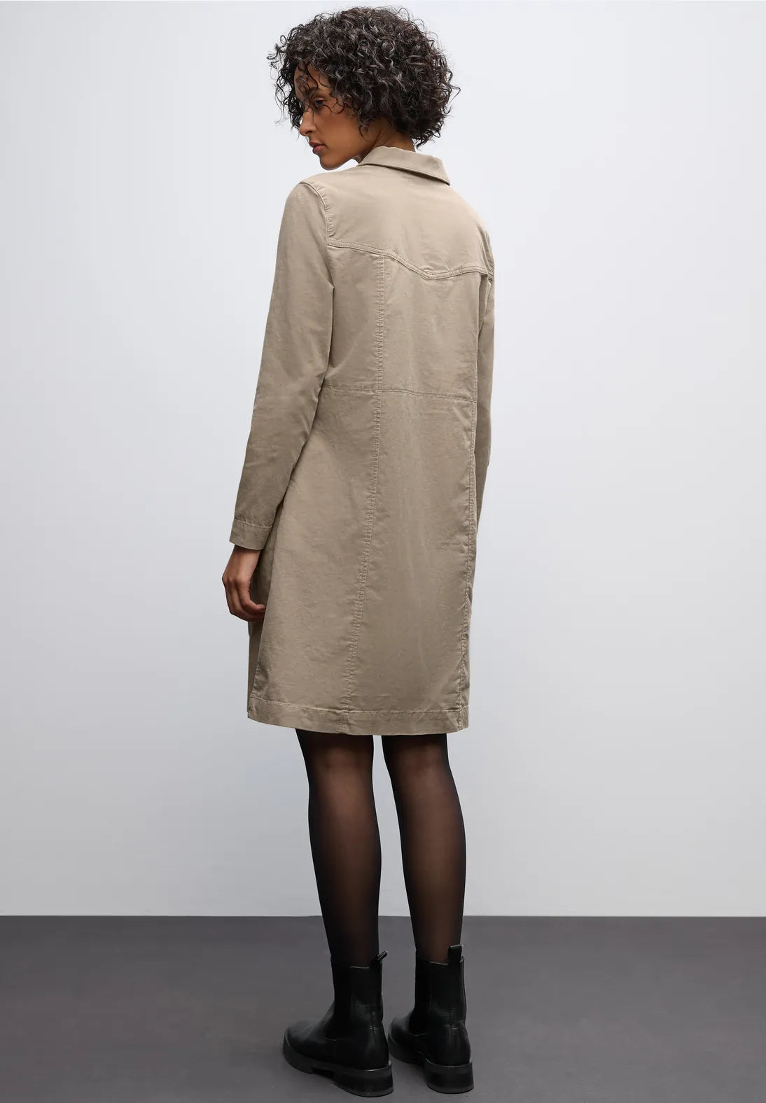 Rygnærbillede af babyfløjlskjole i Morning Beige